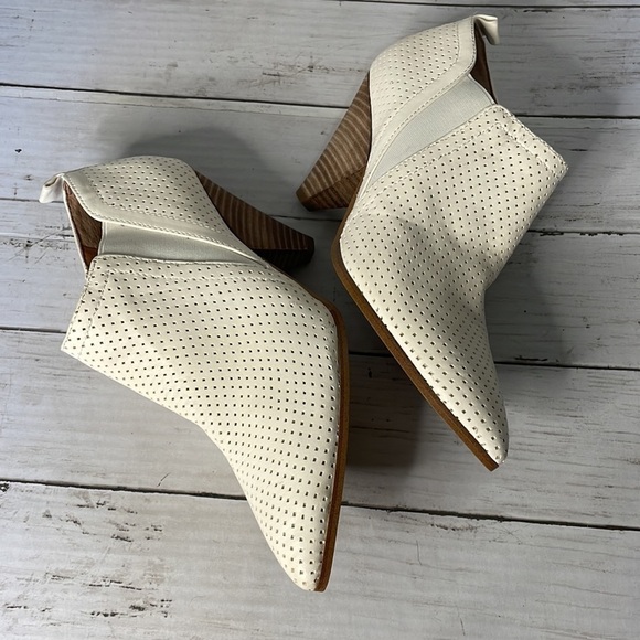 Franco Sarto NWOT Newbury Pointed Toe Perforated Creamy White Leather Bootie - Picture 6 of 13
